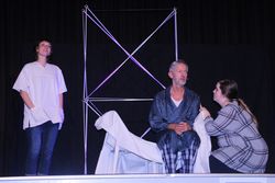 Das Theaterensemble führte im Domgymnasium Fulda das Stück „Vater“ auf. Im Mittelpunkt der Aufführung stand das Thema Demenz.