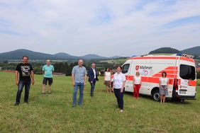 Zur Spendenübergabe im Sommer 2021 stelle Kristina Schmidt, Koordinatorin des Her-zenswunsch-Krankenwagen, den Unterstützern von Klaus-Jürgen Hohmann, den Dienst und das Fahrzeug vor. 