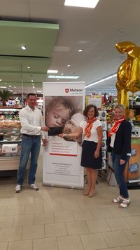Bei der Spendenübergabe (von links): Marktleiter Patrick Franz, Karin Uffelmann und Sabine Kroh, beide Malteser Hilfsdienst. Foto: Malteser MKK